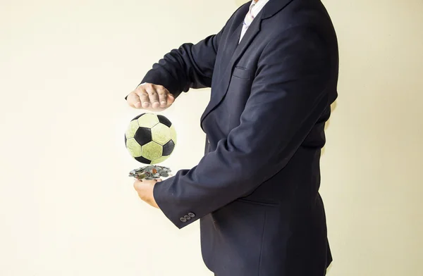 Hombre de negocios sosteniendo una pelota de fútbol —  Fotos de Stock