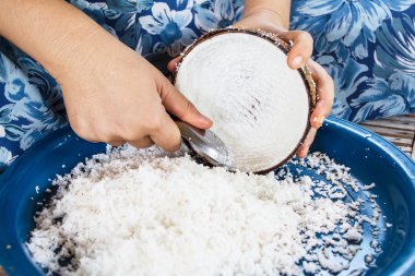 kadın ve grate Hindistan cevizi