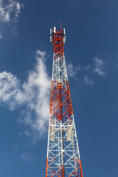 iletişim kulesi yakın çekim görünümü