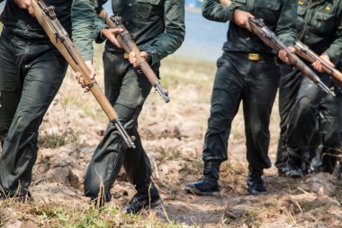 Genç askerlerin silahlı