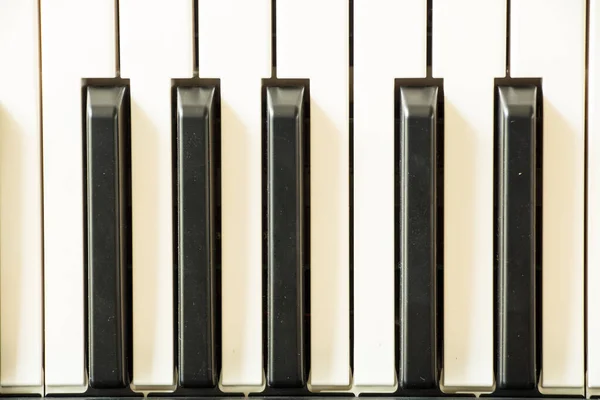 Närbild Ett Svartvitt Piano — Stockfoto