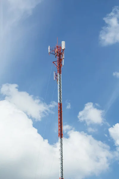 Torre Dell Antenna Sul Cielo Blu — Foto Stock