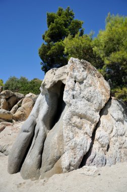 büyük kayanın üzerinde beach, Yunanistan-halkidiki, sithonia