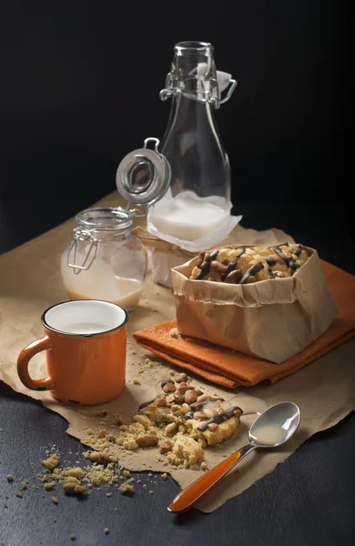 Breakfast with milk and peanut cookies — Stock Photo, Image