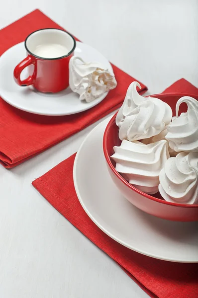 Meringues dans un bol rouge — Photo