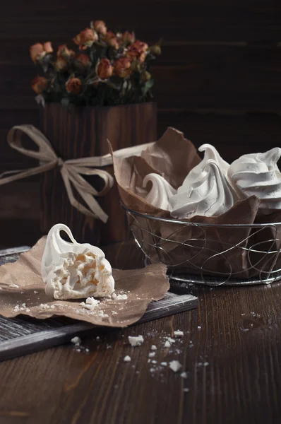 White meringues and dry roses — Stock Photo, Image