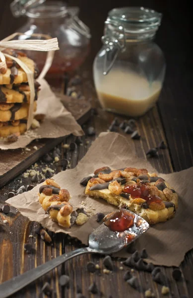 Primer plano la paz de la galleta de cacahuete y gotas de chocolate — Foto de Stock