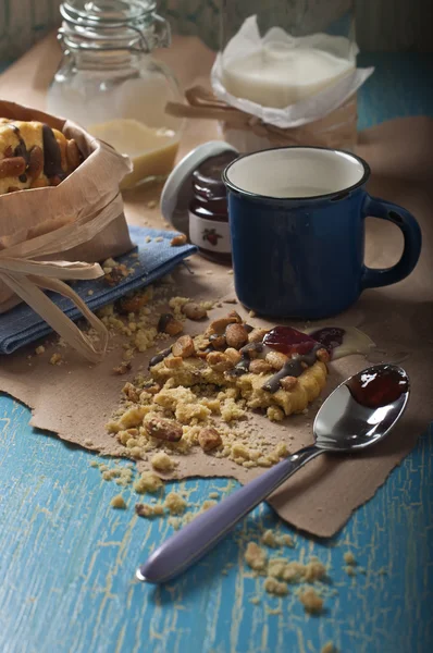 Trasiga jordnötssmör cookie och sked — Stockfoto