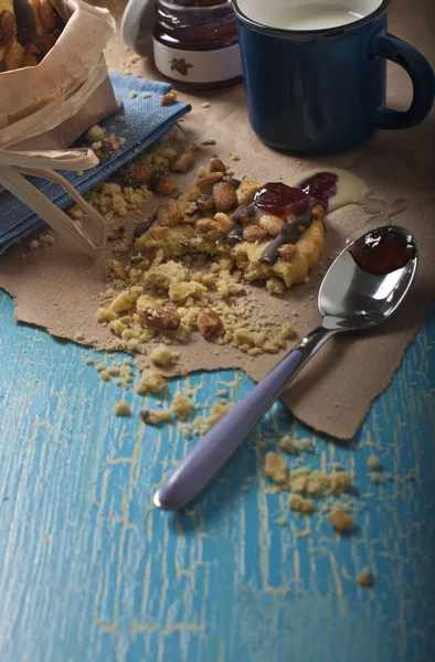 Närbild av trasiga jordnötssmör cookie — Stockfoto