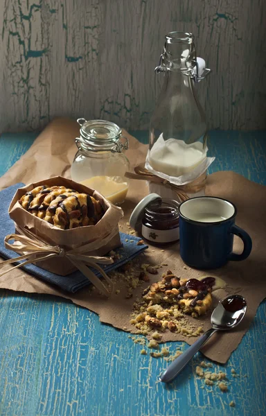 Sweet peanut cookies with milk — Stock Photo, Image