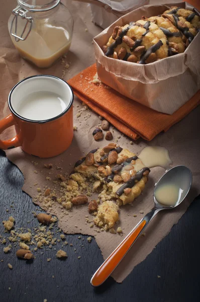 Pohled shora šálek mléka a soubory cookie — Stock fotografie