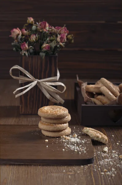 Vedere laterală a cookie-urilor și trandafirilor uscați — Fotografie, imagine de stoc