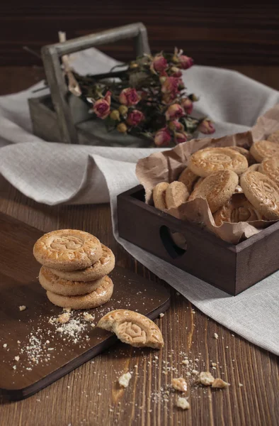 Dry roses and biscuits — Stock Photo, Image