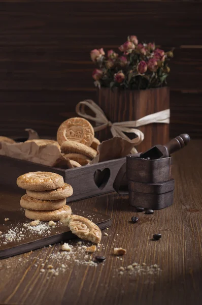 Biscuits et boîtes avec grains de café — Photo