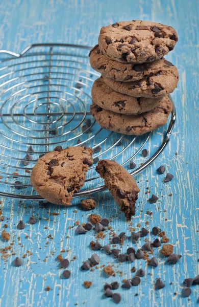 Viele Kekse mit Schokotropfen — Stockfoto