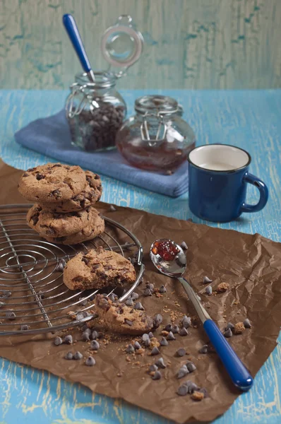 Vista lateral de las galletas con gotas de chocolate — Foto de Stock