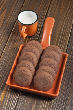 Turuncu seramik tavada kahverengi bisküvi