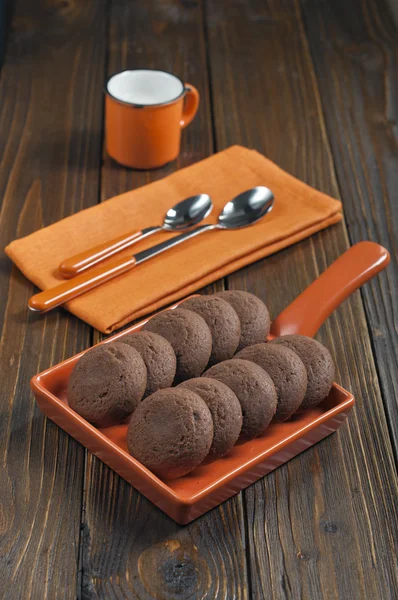 Kekse in orangefarbener Keramikpfanne — Stockfoto