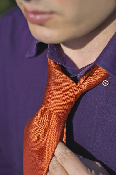 Мужчина носит галстук — стоковое фото