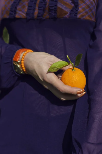 Orange in the woman hand — Stock Photo, Image