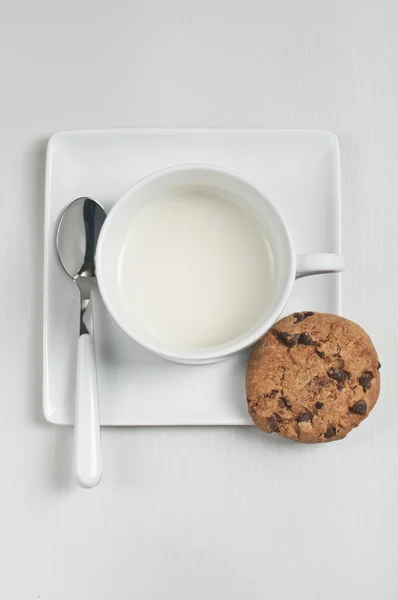 Closeup bovenaanzicht van cup met melk en cookie Rechtenvrije Stockfoto's