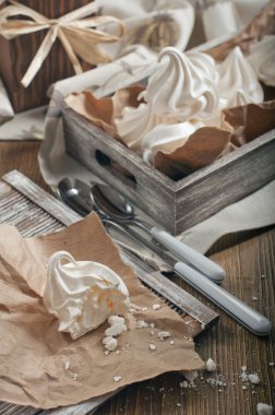 Ahşap kutusunda meringues