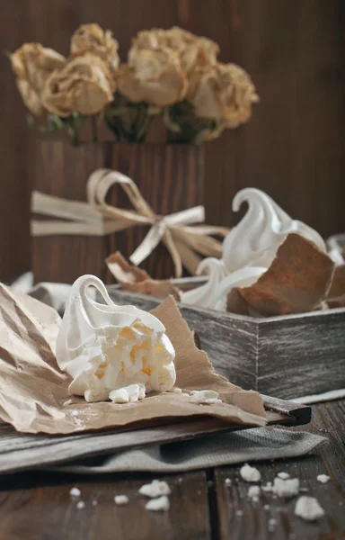 Seitenansicht von zerbrochenem Baiser auf Papier — Stockfoto