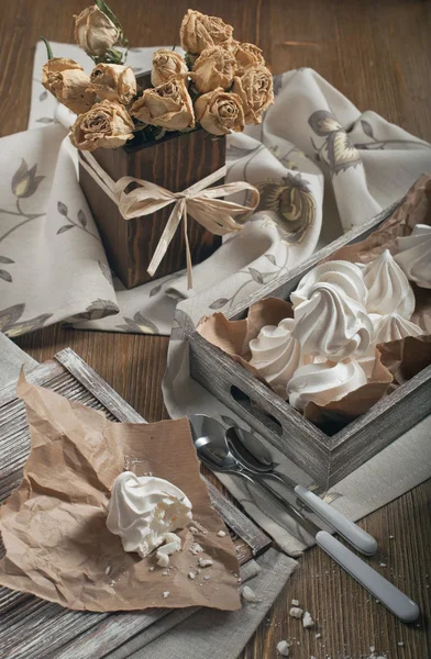 Top view of meringues and dry roses — Stock Photo, Image