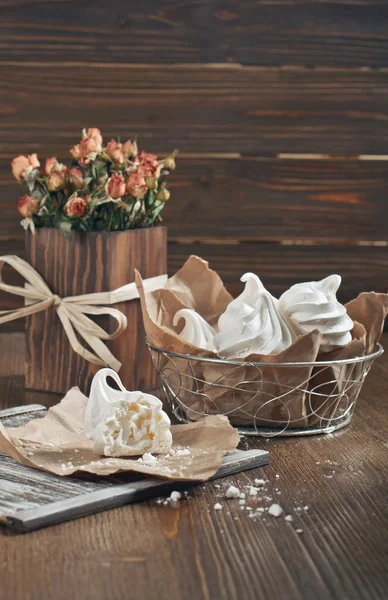 View on meringues and dry roses — Stock Photo, Image