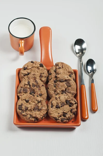 Biscoitos na panela laranja — Fotografia de Stock