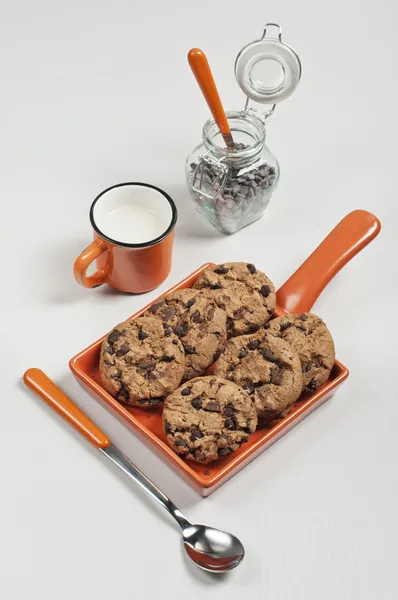 Biscoitos castanhos e gotas de chocolate — Fotografia de Stock