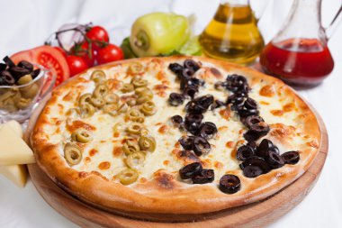 Zeytin focaccia pizza