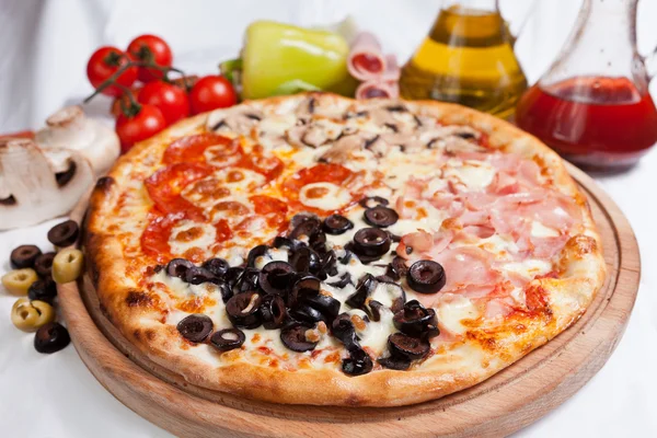 Pizza Quattro Stagioni — Stock Photo, Image