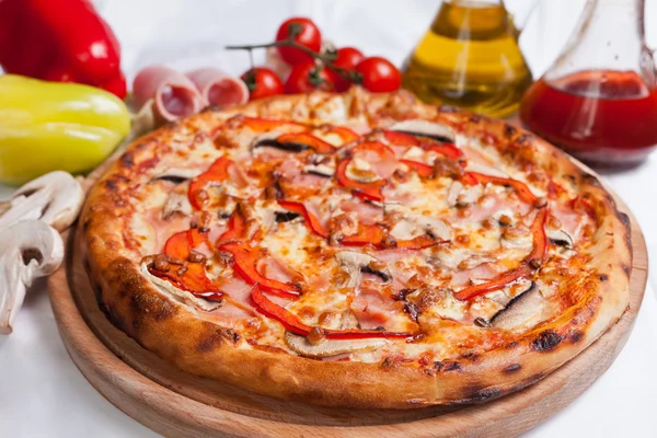 Pizza com mussarela, presunto e cogumelos — Fotografia de Stock