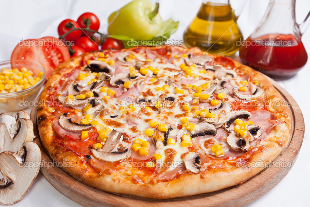 Pizza Milano mit Mais und Pilzen - Stockfotografie: lizenzfreie Fotos ...