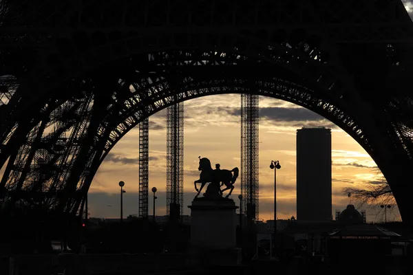 Silhouet van de Eiffeltoren met lamp, liefhebbers op de brug, paris, Frankrijk — Stockfoto