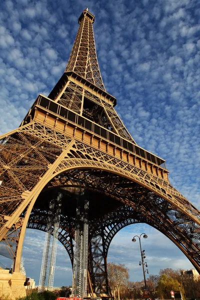 Eiffeltornet i paris med grönt gräs, blå himmel och vita moln — Stockfoto