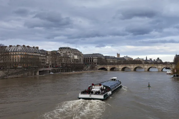 Reizen in Parijs met boot op siene met wolken — Stockfoto