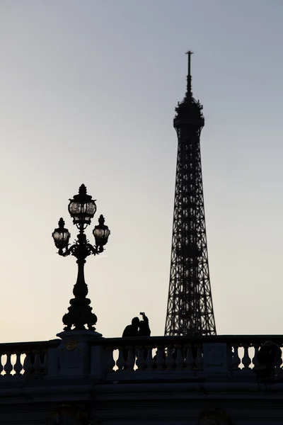 Silhouette Eiffeltornet med lampa, älskare på bron, paris, Frankrike — Stockfoto