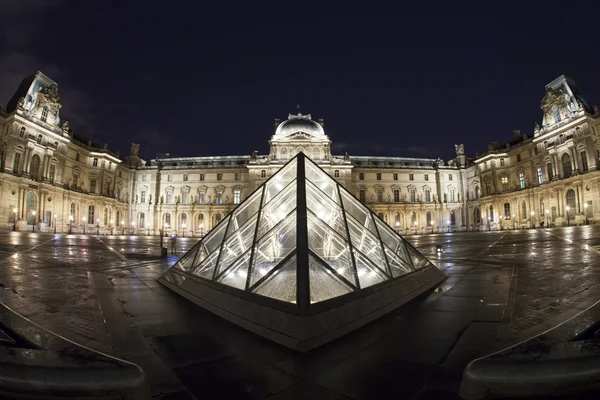 Museo del Louvre a Parigi, Francia nella notte con riflesso dell'acqua — Foto Stock