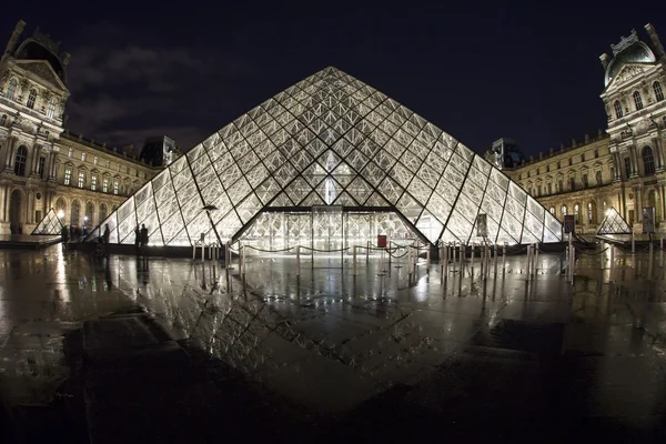 Museu do Louvre em Paris, França à noite com reflexos de água — Fotografia de Stock