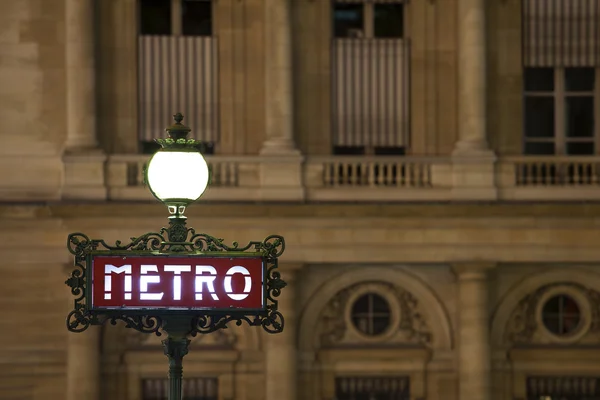 Sinal de metro de Paris durante a noite — Fotografia de Stock