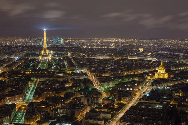 Auringonlasku Pariisissa Eiffel-torni — kuvapankkivalokuva