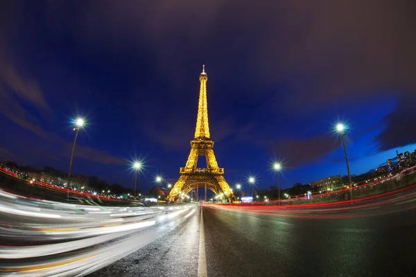 A Párizs, Franciaország, az éjszaka kivilágított Eiffel-torony — Stock Fotó