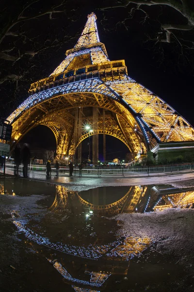 Torre Eiffel iluminada de Paris, França, à noite, com reflexos de água — Fotografia de Stock
