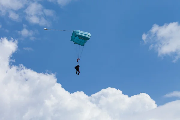 Tandem varjoliito sinisellä taivaalla, lentävät taivaalla — kuvapankkivalokuva