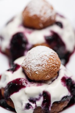 Lokmalar reçel ve krema ile