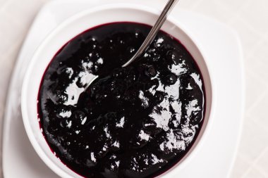 kaşık ile Erik reçel