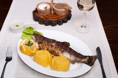 Kızarmış alabalık polenta, limon, sarımsak sosu ve şarap ile