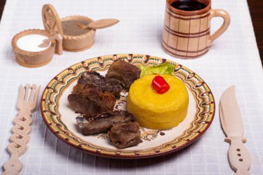 polenta ile ahşap şarap yeniden etli